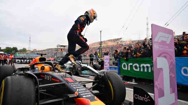 Ferrari in Formula 1: Pleasure ride: Max Verstappen storms in Hungary with his Red Bull from tenth place on the grid to the front - despite a 360 degree spin, despite problems with the clutch.