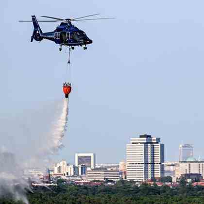 A federal police helicopter drops water over the fire site in Grunewald on 09.08.22 (source: dpa/Britta Pedersen) |  dpa / Britta Pedersen