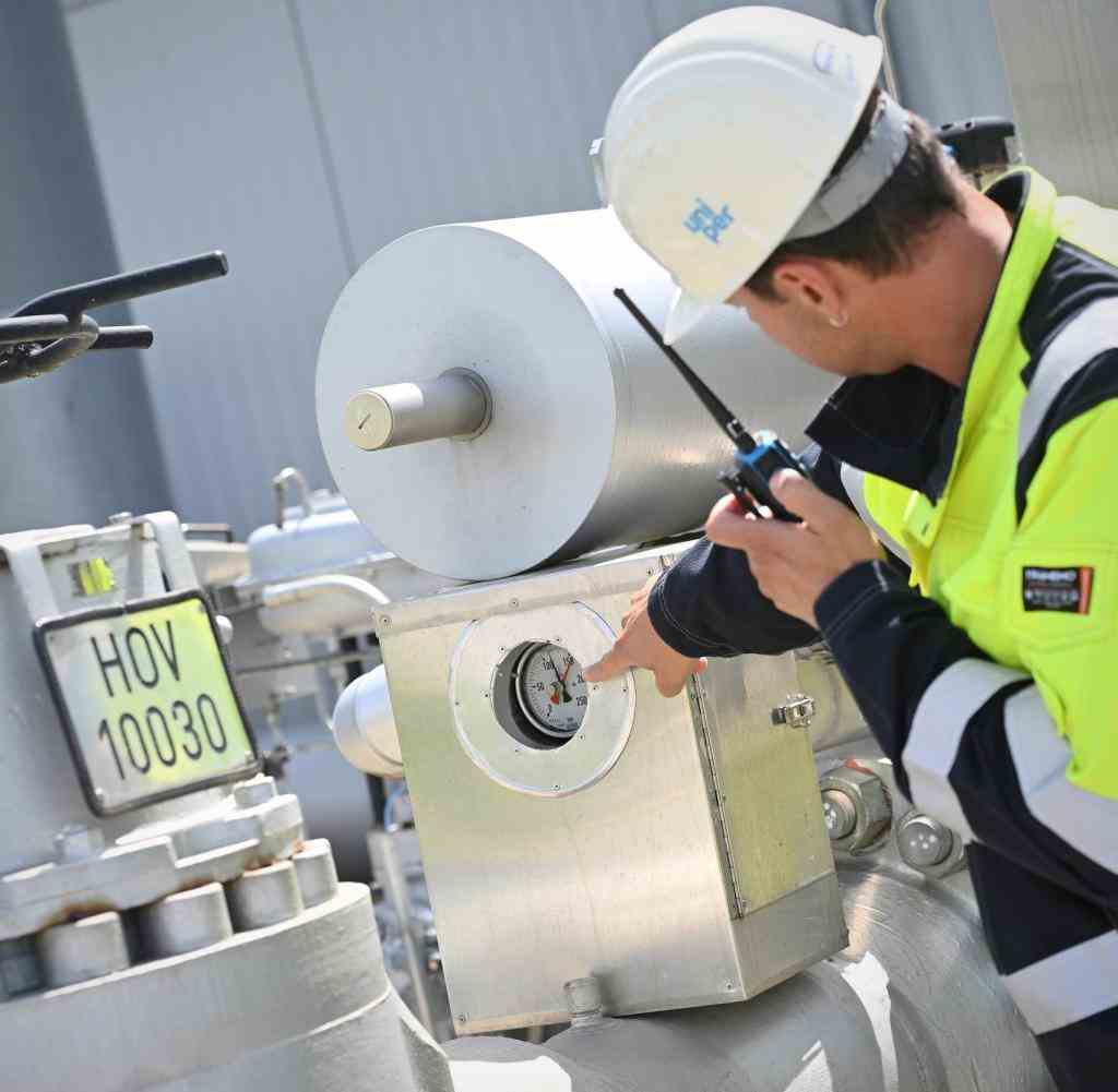 Wann wird es eng? Ein Arbeiter kontrolliert am Erdgasspeicher Bierwang im Landkreis Mühldorf am Inn den Gasdruck