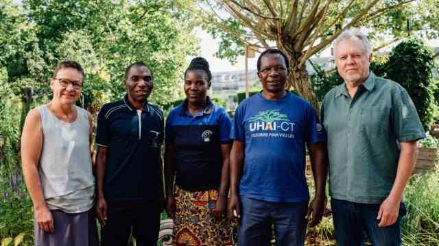 Development cooperation: The married couple Christine and Edwin Busl have guests from Tanzania visiting: the headmaster of the Luduga Secondary School, Wilhelm Mgaya, nurse Asifiwe Chanafi and Bryceson Mbiliwyi (centre from left).