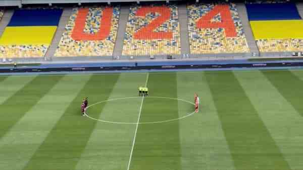 The kick-off of the match between Chakhtar Donetsk and Metalist Kharkiv