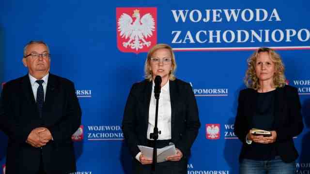 fish kills: "In fact, the entire ecosystem of the Oder has been damaged": Joint press conference by Poland's Infrastructure Minister Andrzej Adamczyk (from left) and Environment Minister Anna Moskwa with Federal Environment Minister Steffi Lemke.