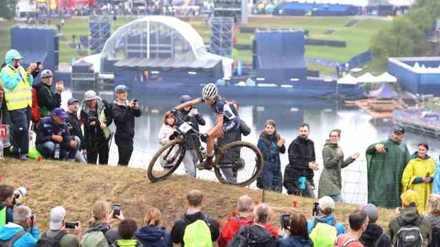 Mountain biking at the European Championships: Loana Lecomte at its peak: in Munich's Olympic Park, she won the women's race, which thousands of spectators wanted to see despite the rain.