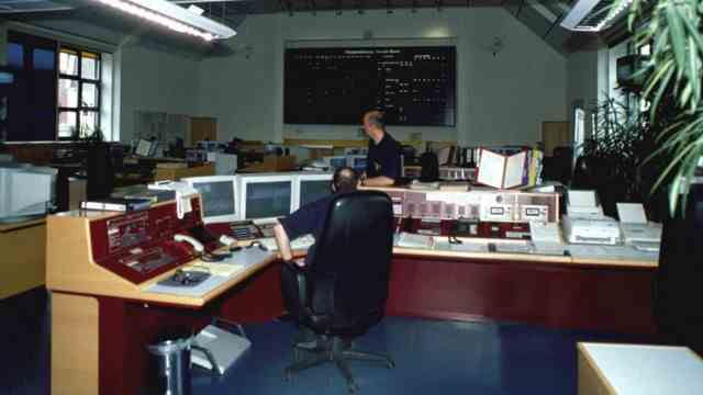 Fire brigade and rescue service: At that time there were only three screens: The former control center on the Schwanthalerhöhe in 2003.