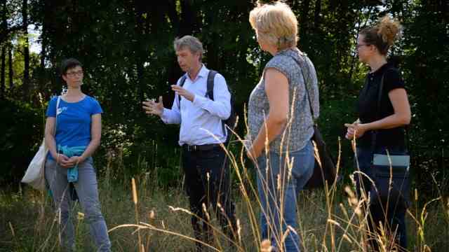 Biodiversity: (from left) Frauke Lücke and Heinz Sedlmeier from the LBV with architect Angelika Ruhland and Veronika Metz from the State Building Authority in Munich take care of the care of the natural landscape.