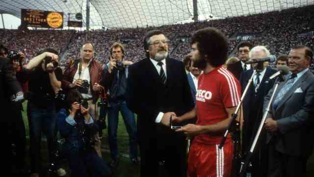 Ex-FCB President Willi O. Hoffmann: President and champion maker: After two joint championships, two DFB Cup victories and a European national champion final, Willi O. Hoffmann said goodbye to Paul Breitner in 1983 when he retired.  The captain was indirectly responsible for Hoffmann's election as president.