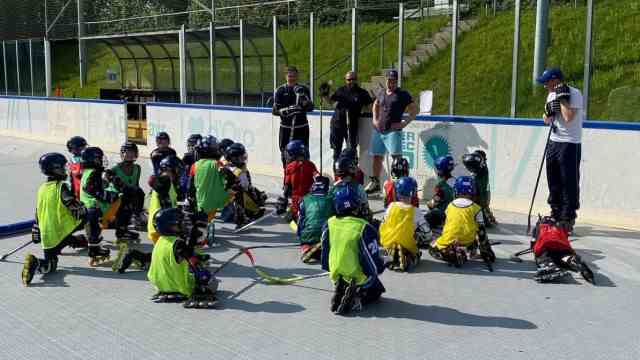 Ottobrunn: Performance counts just as much as mass sport: the youngsters listen to the trainer.