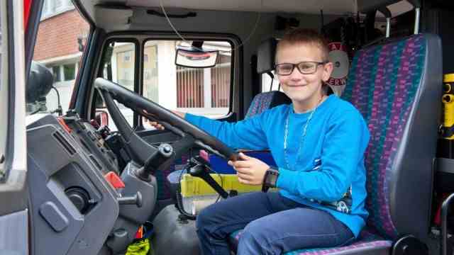 Pupils from the Ukraine: Mikola at the steering wheel of the Kirchseeon fire engine.
