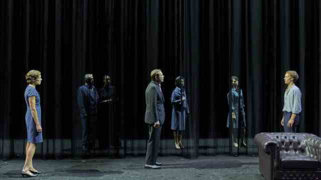 "The wide country" at the Ruhrtriennale: The ensemble of the Vienna Burgtheater is on stage in this co-production with the Ruhrtriennale in Bochum.