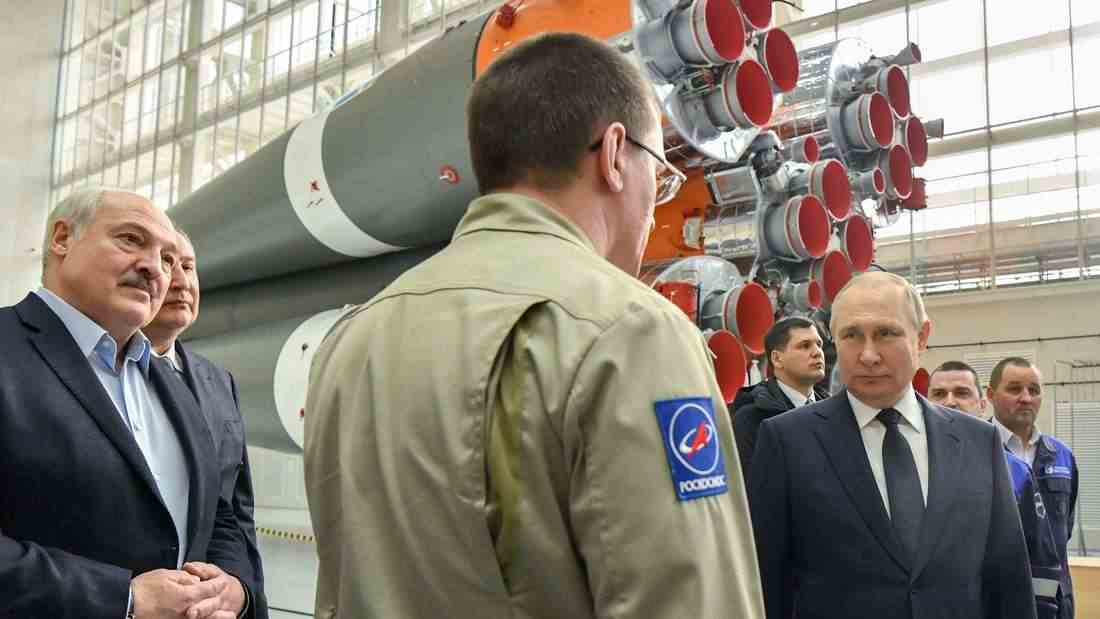 Wladimir Putin und Alexander Lukaschenko arbeiten vermutlich im Ukraine-Krieg zusammen. 