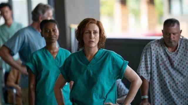 Series of the month August: Vera Farmiga (front) as Doctor Anna Pou die fights against the devastation of the hurricane "Katrina".