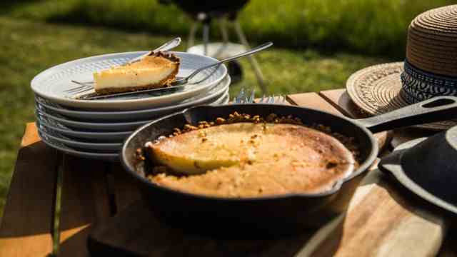 Grilled desserts: Cheese or other cakes can also be baked well on the grill.