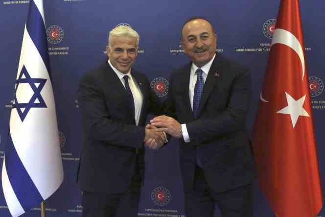 Turkish Foreign Minister Mevlüt Cavusoglu (right) and his Israeli counterpart Yair Lapid (who became prime minister on July 1, 2022) in Ankara on June 23, 2022. 