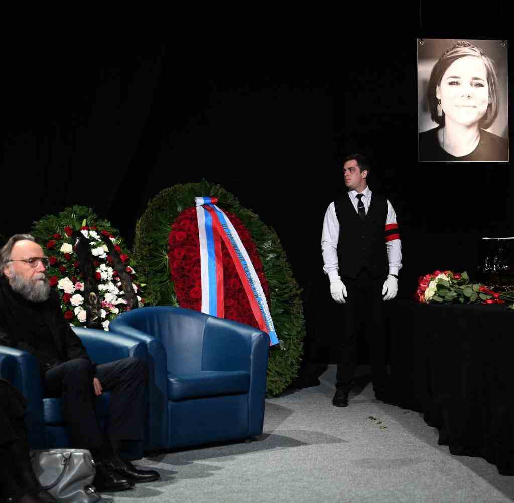 Das russische Staatsfernsehen übertrug die Abschiedszeremonie für Darja Dugina, Vater Alexander Dugin sitzt links im Bild