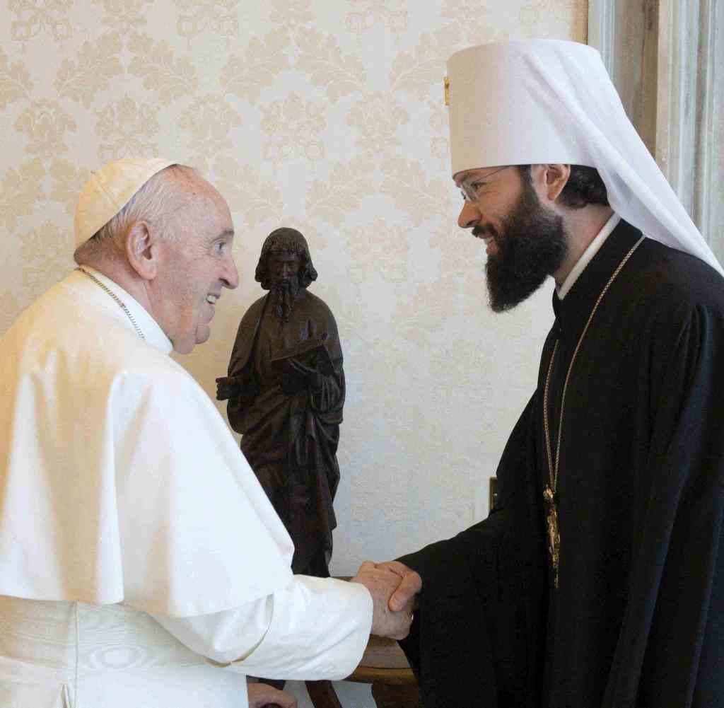 Papst Franziskus mit Metropolit Antonij von Volokolamsk, Gesandter des russischen Patriarchen Kirill