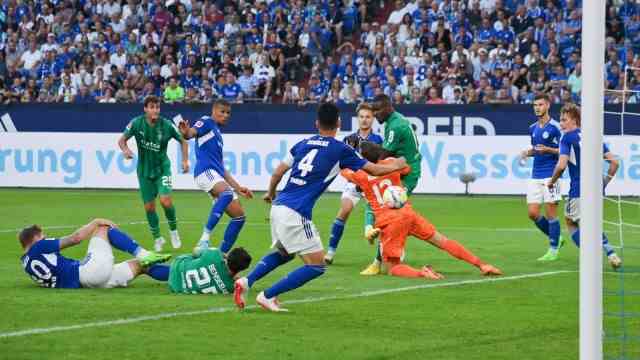 Schalke's first point win: goalkeeper Alexander Schwolow comes out and can't clear the ball, Marcus Thuram thanks him.