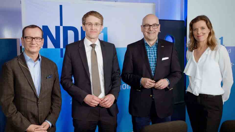 The NDR moderators Stefan Böhnke (left) and Julia Stein as well as the top candidates from the CDU, Daniel Günther (2nd from left) and SPD, Torsten Albig, on April 23, 2017 in the studio of the north radio station NDR in Kiel