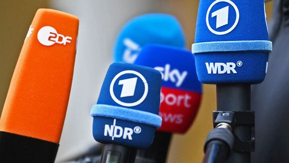 Various press microphones next to each other © picture alliance Photo: Marijan Murat