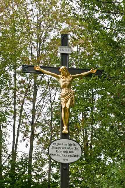 History in the district of Ebersberg: At the beginning of the avenue is the Kapser Kreuz.
