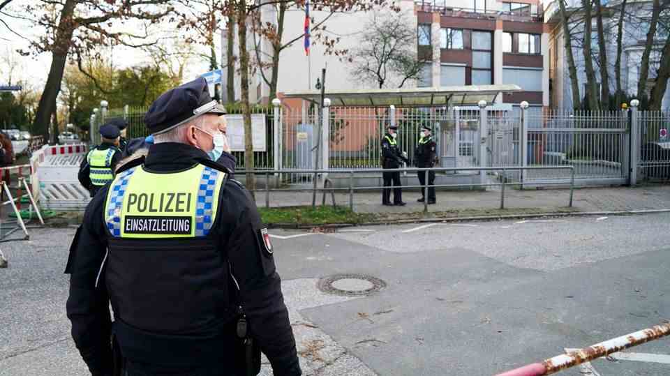 The police are guarding the Russian consulate in Hamburg