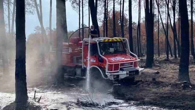 Tank truck dealing with a hot spot in the Hostens forest (Gironde)