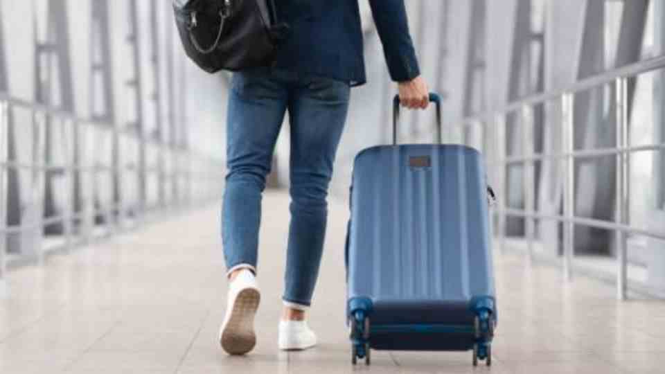 Blogger shows ingenious trick: How to travel with more hand luggage