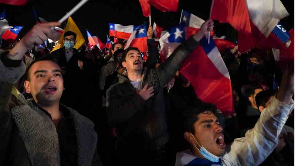 Opponents of the new constitution demonstrate in Santiago