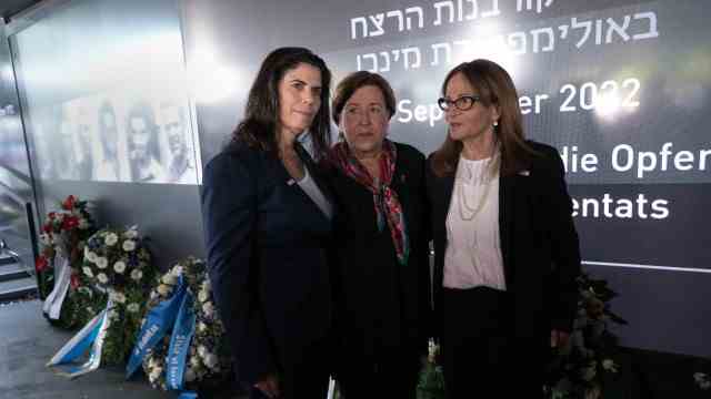 50th anniversary of the Olympic attack: The President of the Israeli Olympic Committee, Yael Arad (from left), recalled that it took 20 years for Israeli sport to recover from the tragedy.  The bereaved Ankie Spitzer and Ilana Romano also came to the Olympic Park.