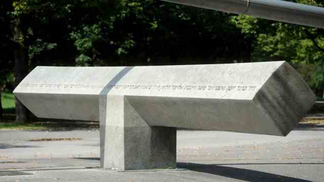 SZ series: Olympic legacy: The complaining beam in the Olympic Park: The names of the eleven Israelis killed and the policeman killed are engraved on the memorial by the sculptor Fritz Koenig.