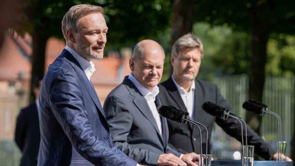 Christian Lindner alongside Olaf Scholz and Robert Habeck at the closing press conference
