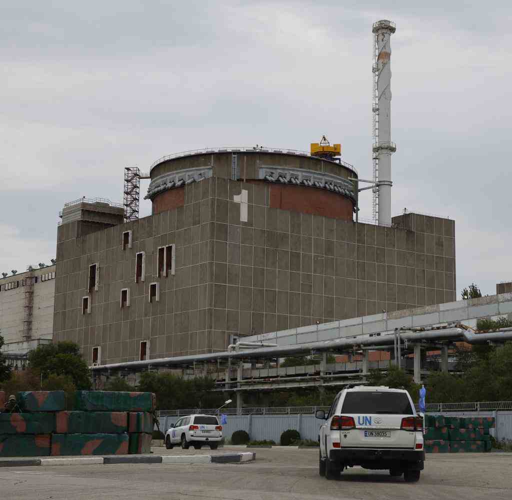 Eine Fahrzeugkolonne mit Mitgliedern der Internationalen Atomenergiebehörde (IAEA) trifft im Kernkraftwerk Saporischschja ein