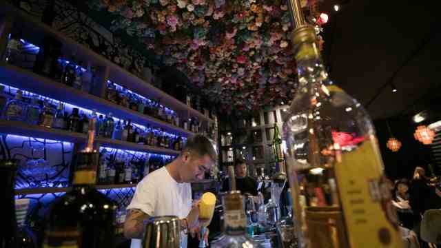 Restaurant Jiro: The flowers grow from the ceiling above the bar.