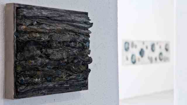 Exhibition in Ebersberg: Charred?  No, just the opposite.  This layering was created with a lot of water and pressure.