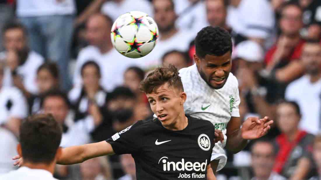 Eintracht Frankfurt gegen Sporting Lissabon: Jesper Lindström im Duell mit Matheus Reis.