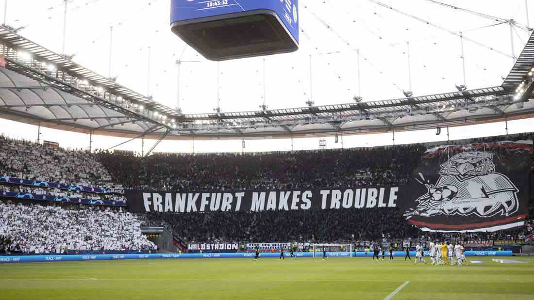 Choreo der Fans von Eintracht Frankfurt vor dem Champions-League-Spiel gegen Sporting Lissabon