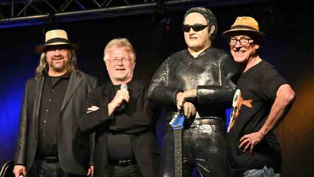 Cabaret: A sculpture as a thank you: The sculpture made by Nikolaus Sanktjohanser (right) was unveiled at the concert by Werner Schmidbauer (2nd from left) in Bad Tölz last year.  Wolfgang Ramadan (left) gave it to the man who shows the work of art: Bernd Schweinar from the Association for Pop Culture.