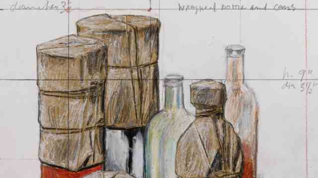 Retrospective in Düsseldorf: sometimes it was bottles (as in this drawing on cardboard), sometimes buildings, sometimes naked women: for Christo, the act of covering is more important than the object or the person.
