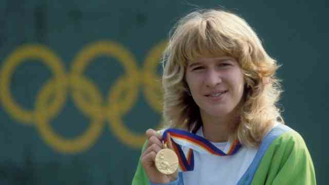 SZ series: Olympic legacy: clear the stage for the pros: tennis player Steffi Graf with her gold medal from Seoul 1988.