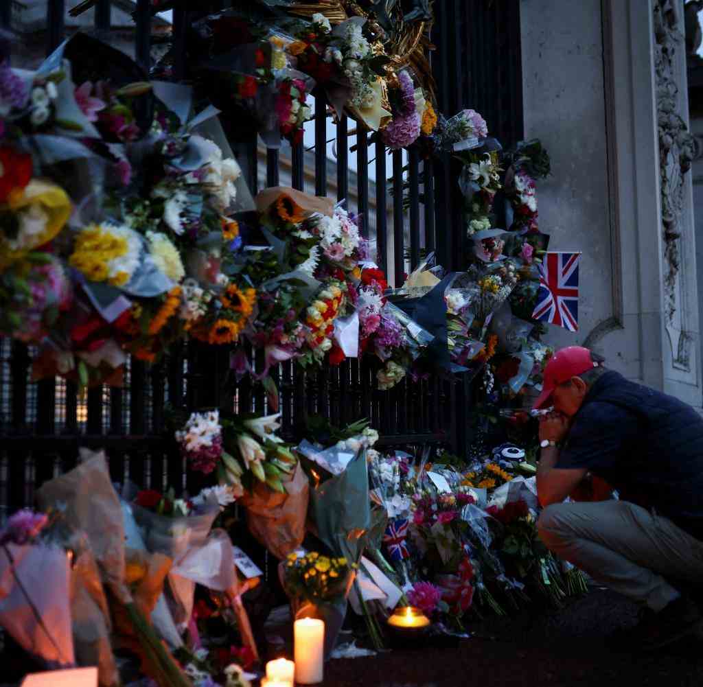 Erst bei Tageslicht ist deutlich zu sehen, wie groß die Menge an abgelegten Blumen vor dem Buckingham Palace bereits ist