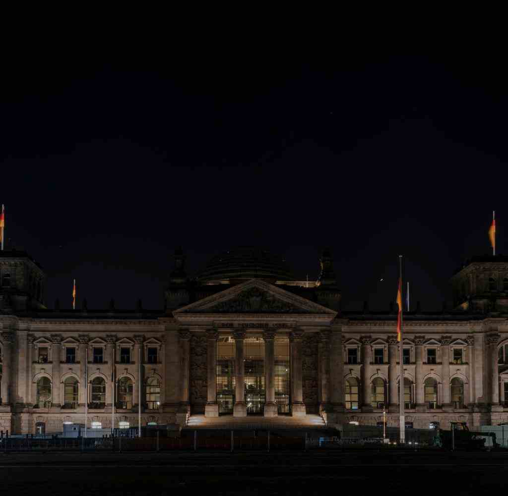 Light off!  The Berlin Reichstag saves energy
