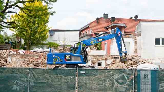 Urban development in Ebersberg: Last year, the former bakery on Eberhardstraße was demolished.  A restaurant will move into the new building.