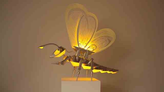 SZ series "Creative quarters in Bavaria": Artist Tom Parthum builds steampunk-inspired insect lights, with a colleague from Kap 94 helping with the wiring.