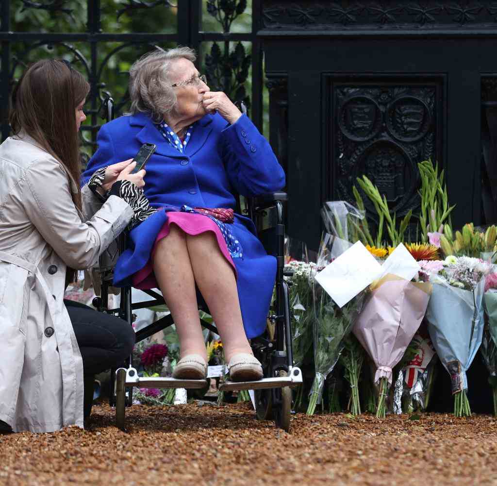 Vor dem Sandringham House, einer Residenz der Queen, halten Menschen in Gedenken an ihren Tod inne