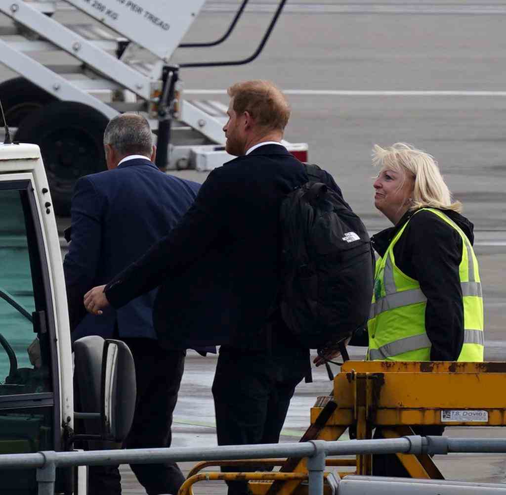 Im Gespräch mit einer Mitarbeiterin der Fluglinie: Prinz Harry