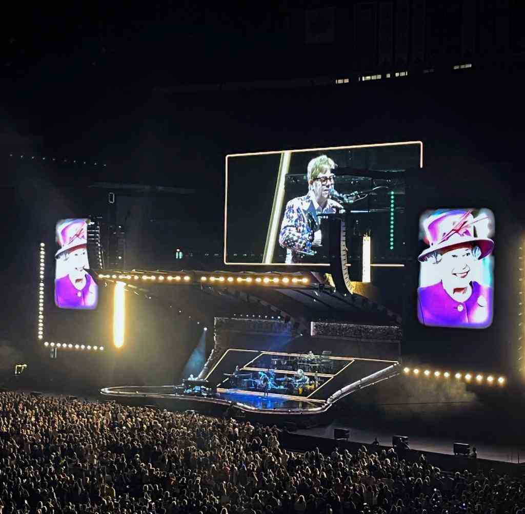 Ließ Bilder der Verstorbenen einblenden: Elton John würdigte die Queen in Kanada