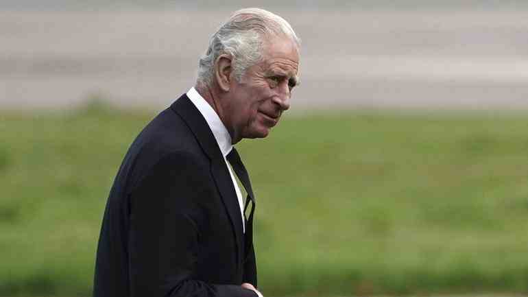 Le roi Charles III sur le tarmac de l\'aéroport d\'Aberdeen (Ecosse) alors qu\'il se rend à Londres, le 9 septembre 2022.