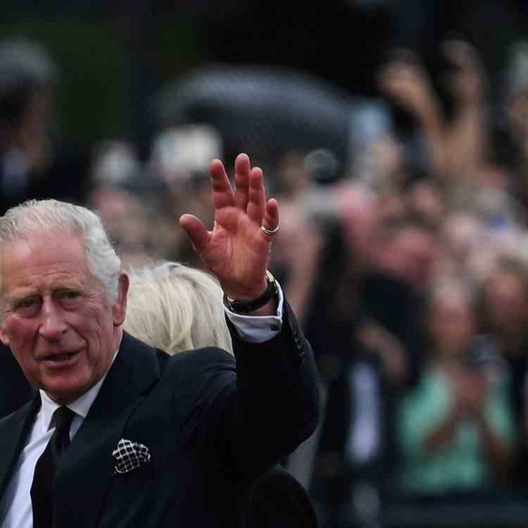 Le roi Charles III et la reine consort Camilla saluent la foule à leur arrivée au palais de Buckingham à Londres, le 9 septembre 2022. (DANIEL LEAL / AFP)