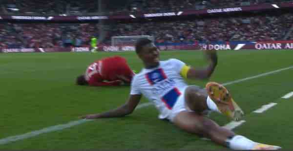 Kimpembe who gets hurt on a big tackle during PSG-Brest, September 10, 2022