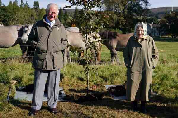Élisabeth II et le prince Charles, le 1er octobre 2021, plantent un arbre pour le Queen's Green Canopy, une initiative en l'honneur du jubilé de platine de la reine
