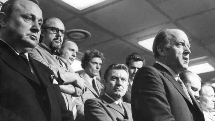 Historical live blog about the 1972 Olympics: Bringer of the bad news: Chief of Police Manfred Schreiber (middle), Federal Minister of the Interior Hans-Dietrich Genscher (left) and Bavarian Minister of the Interior Bruno Merk (right) at the press conference the night after the attack.